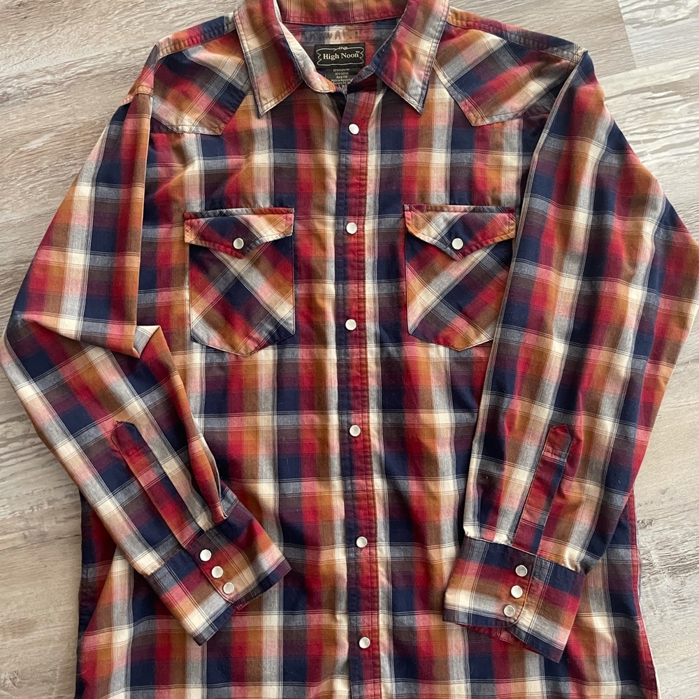 Men’s long sleeved plaid snapped western shirt/Large